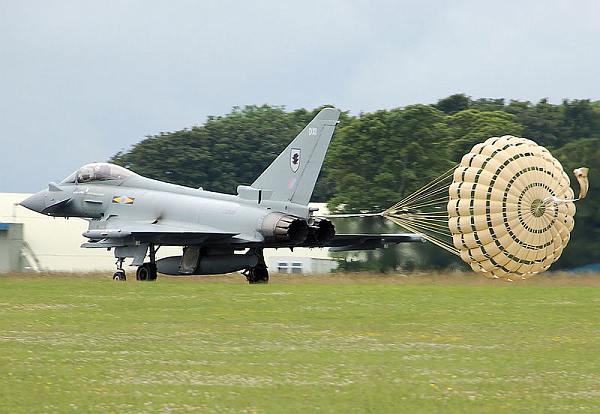 Typhoon deploying a ringslot parachute drogue